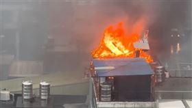 猛烈火勢從基地台屋頂竄出。（圖／翻攝畫面）