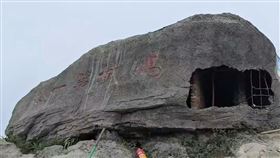 被稱為中國深圳市第一峰的梧桐山，其山頂的一塊大石近日被人「發現」原來是用磚塊、水泥和鋼筋假造的。（圖／翻攝自微博）