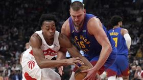 暴龍新少主巴恩斯（Scottie Barnes）日前遭金塊一哥約基奇（Nikola Jokic）肘擊臉部，檢查後確定是右眼眶骨折。（圖／美聯社／達志影像）