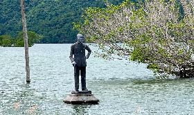 曾文水庫再現蔣公銅像「水上漂」奇景