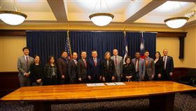台灣與美愛荷華州簽署合作備忘錄台灣與美國愛荷華州簽署「經濟合作及貿易關係瞭解備忘錄」，愛州州長雷諾茲（右7）、駐芝加哥辦事處長類延峰（左7）與多位當地政要出席儀式。（駐芝加哥辦事處提供）中央社記者廖漢原紐約傳真  113年10月31日