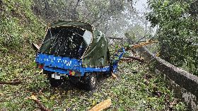 颱風康芮襲台 南投台14甲線邊坡樹倒