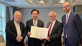 吳釗燮宴請歐洲議會跨黨派訪團成員，包含友台小組主席凱勒（Michael Gahler）、外交委員會議員愷達（Bernard Guetta）及外交委員會議員柯安杰（Ondřej  Kolář） （圖／國安會提供）