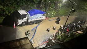 工作人員冒著風雨努力排除積水問題。（圖／翻攝自「信義區三兩事」臉書）