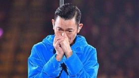 劉德華2018年在香港開唱時曾因為喉嚨發炎當場取消演唱會。（圖／翻攝自微博）