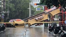 康芮颱風,強陣風,板橋,慈惠宮,牌樓,倒塌