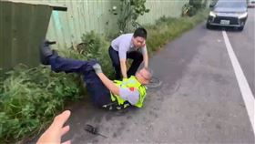 雲林海線吹12級陣風，麥寮長庚警衛，綁鐵皮圍牆固定，遭狂風吹倒地(圖/翻攝畫面)