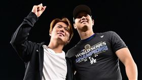 洛杉磯道奇隊兩位日本好手山本由伸（左）、大谷翔平（右）開心一起拿下世界大賽冠軍。（圖／翻攝自MLB官方IG）