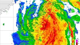 中央氣象署表示，颱風康芮登陸後結構遭地形破壞，31日下午5時前可能會減弱為中颱。（圖取自中央氣象署網頁cwa.gov.tw）
