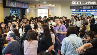 直擊劉德華小巨蛋現場！上百粉絲哭成一團