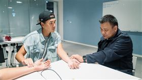 大愛劇《在光裏的人》葉明憲醫師、主持人岑永康。（圖／大愛提供）