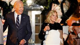 拜登與扮成大貓熊的第一夫人吉兒．拜登今天最後一次在白宮南草坪主持「不給糖就搗蛋」萬聖節活動。（圖／路透社／達志影像）