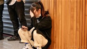 劉德華粉絲傷心地倒在柱子邊哭。（圖／記者鄭孟晃攝影）