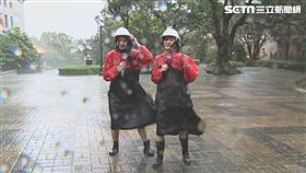 全台颱風假！三立美女記者衝第一線　「雙美同框」濕身抗風雨偶包全沒了