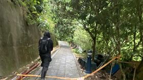 台中有民眾無視封鎖線硬闖登山  警方開勸導單颱風康芮襲台，台中市多處風景區暫時封閉，不過31日仍有民眾無視封鎖線闖入，警方在大坑山區共計開出17張勸導單，將持續派員至步道巡視。（民眾提供）中央社記者趙麗妍傳真  113年10月31日