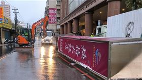 相關單位出動怪手，才順利將掉落的招牌移走。（圖／警方提供）