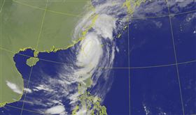 康芮今晚出海！明上午風雨仍大　「由南而北脫離暴風圈」（圖／翻攝自氣象署）