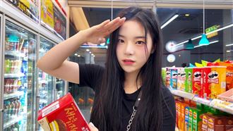 韓啦啦隊女神遇颱風不驚　提醒粉絲小心