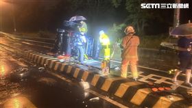 高雄,颱風天,燕巢,車禍,自撞,分隔島（圖／翻攝畫面）