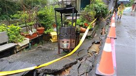 基隆民宅旁地基下陷　市府拉封鎖線撤離住戶，圖翻攝自謝國樑臉書