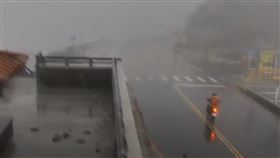 颱風天合歡山拍到「勇者」！風速飆出122公里／小時　武嶺驚見騎士跑山