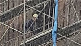 颱風天北市建案有工人在鷹架上行走（圖／陳怡君辦公室提供）