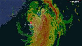 康芮颱風雖然已經出海，但低層環流還卡在東部。（圖／翻攝自「台灣颱風論壇」臉書）