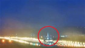 康芮強襲「星宇班機落地彈跳」又重飛！乘客：小朋友都在哭（圖／翻攝畫面）