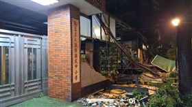 北市立人國小圍牆31日晚間被吹垮。（圖／翻攝自臉書社團我是大安人）

