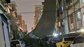 康芮颱風,強陣風,北市,松山,延壽街,鐵皮屋頂,網友授權提供