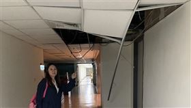 台北市議會的天花板輕鋼架掉了一整大片（圖／陳怡君提供）
