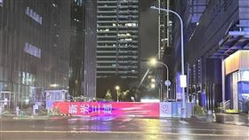康芮颱風,強陣風,北市,新光三越A9,燈箱,倒塌