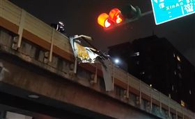 北市鐵皮到處飛　砸進文湖線軌道，圖／翻攝畫面