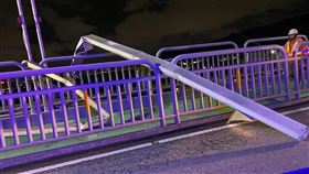 新北關渡大橋景觀燈管線槽鬆脫　交通管制維修，圖／翻攝畫面