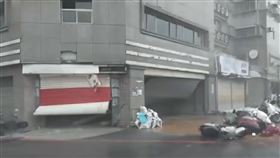 ▲康芮強襲台東，驚見鐵捲門變被吹起飄揚。（圖／翻攝自爆料公社）
