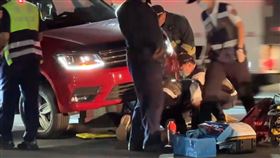 ▲高雄市大寮區一名20歲許姓女子騎乘摩托車，沿鳳林四路南往北直行時，與一輛左轉的自轎車發生碰撞，許女被撞飛到對象車道，卻又被另一輛轎車撞擊，壓在車下，許女當場沒有生命跡象。（圖／記者簡榮良攝）
