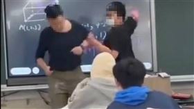 今年初台北一名高中生毆打課教師，讓大眾關注校園情障生增多的現況。（圖／摘自臉書社團「爆廢1公社」）