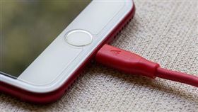 手機充電（圖／Pixabay）