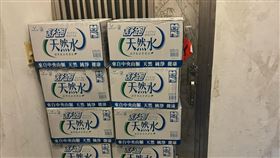 礦泉水,外送員,物流,公寓,樓梯https://www.facebook.com/photo/?fbid=902856345296403&set=pcb.902856368629734