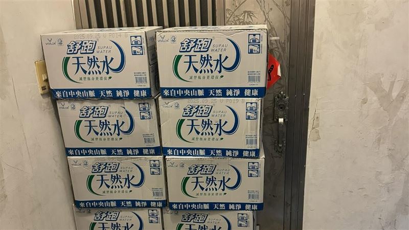 鄰居狂買12箱水指定搬4樓　他見一幕笑了