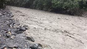 南投仁愛法治村，4名獵人上山打獵釣魚，栗西壩放水，遇溪水暴漲受困失聯，家屬焦急通報協尋(圖／翻攝畫面)