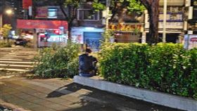 北市災情慘重！公園處員工苦喊：體力用盡了　他曬「英雄背影」泛淚。（圖／翻攝自臉書路上觀察學院）