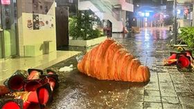  巨大可頌 （圖／翻攝自臉書社團　重機車友 ❘ 各區路況天氣、資訊分享中心）