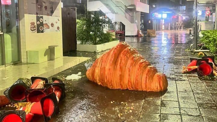 街頭巨大可頌躺路中央　網喊：吃一個禮拜
