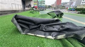 康芮颱風昨天襲台，基隆市區多處傳出路樹倒塌、土石流等災情，美術館前的人工草皮也被強風掀翻，所幸未傳出有人員因此受傷，但市府鋪設人工草皮的政策恐再引發爭議。
