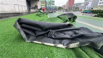 康芮襲台　「小愛爸爸」的人工草皮被掀翻