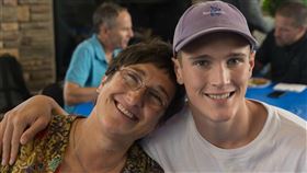 美國芬太尼悲歌美國婦女利奧波德（左）的兒子崔佛（右）2019年服用混有過量芬太尼的氧可酮（Oxycodone）藥丸後，被發現陳屍宿舍。利奧波德此後積極投入宣導正確資訊，盼拯救無辜生命。（Michelle Leopold提供）中央社記者張欣瑜舊金山傳真  113年11月1日