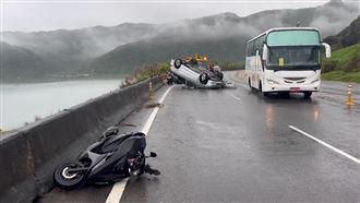 台2線汽車翻覆、機車犁田　天雨路滑釀禍