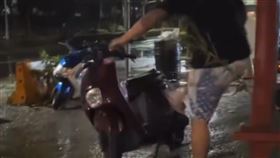 新莊屁孩晚上不睡覺，硬要上街搗亂。（圖／翻攝畫面）