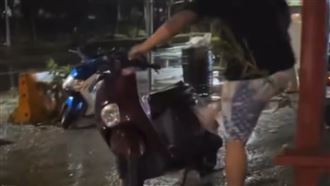 新莊屁孩颱風天搞事！猛踹機車下場慘
